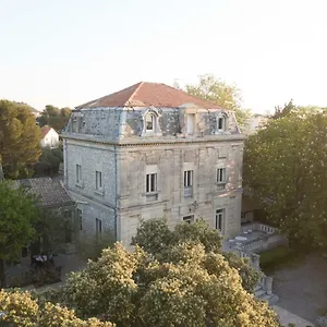 Logis - Restaurant Les Cedres Hotel
